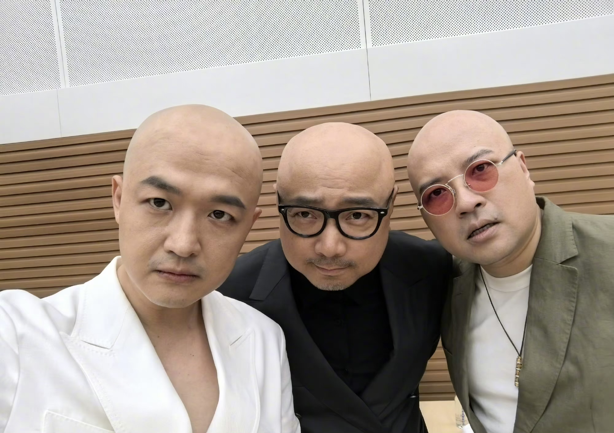 这张图实在太精彩了,徐铮,包贝尔,易小星三人同框,三个大光头齐聚