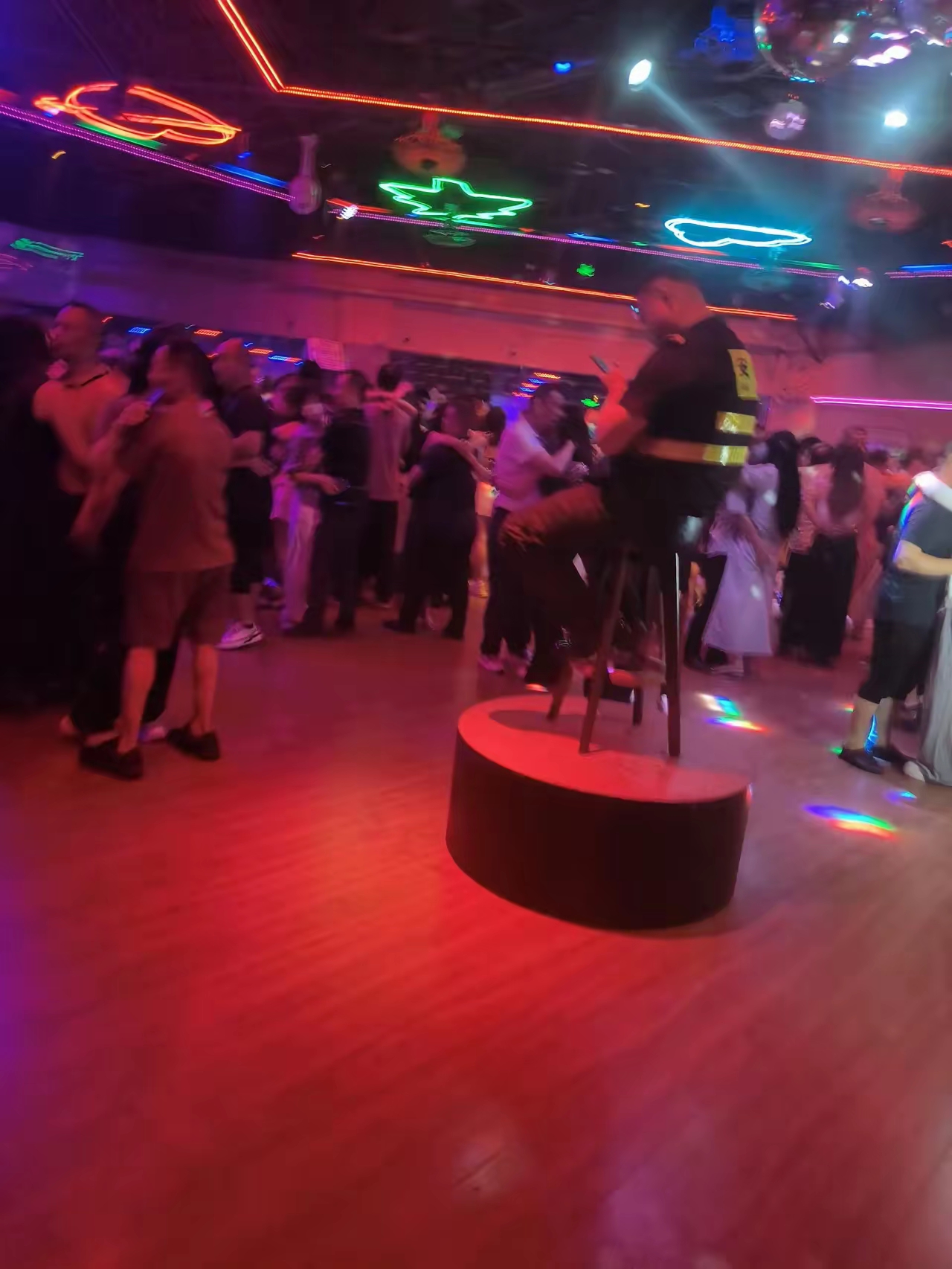 我认识一个已婚已育的女人在舞厅上班莎莎舞厅她说行情好的时候一天