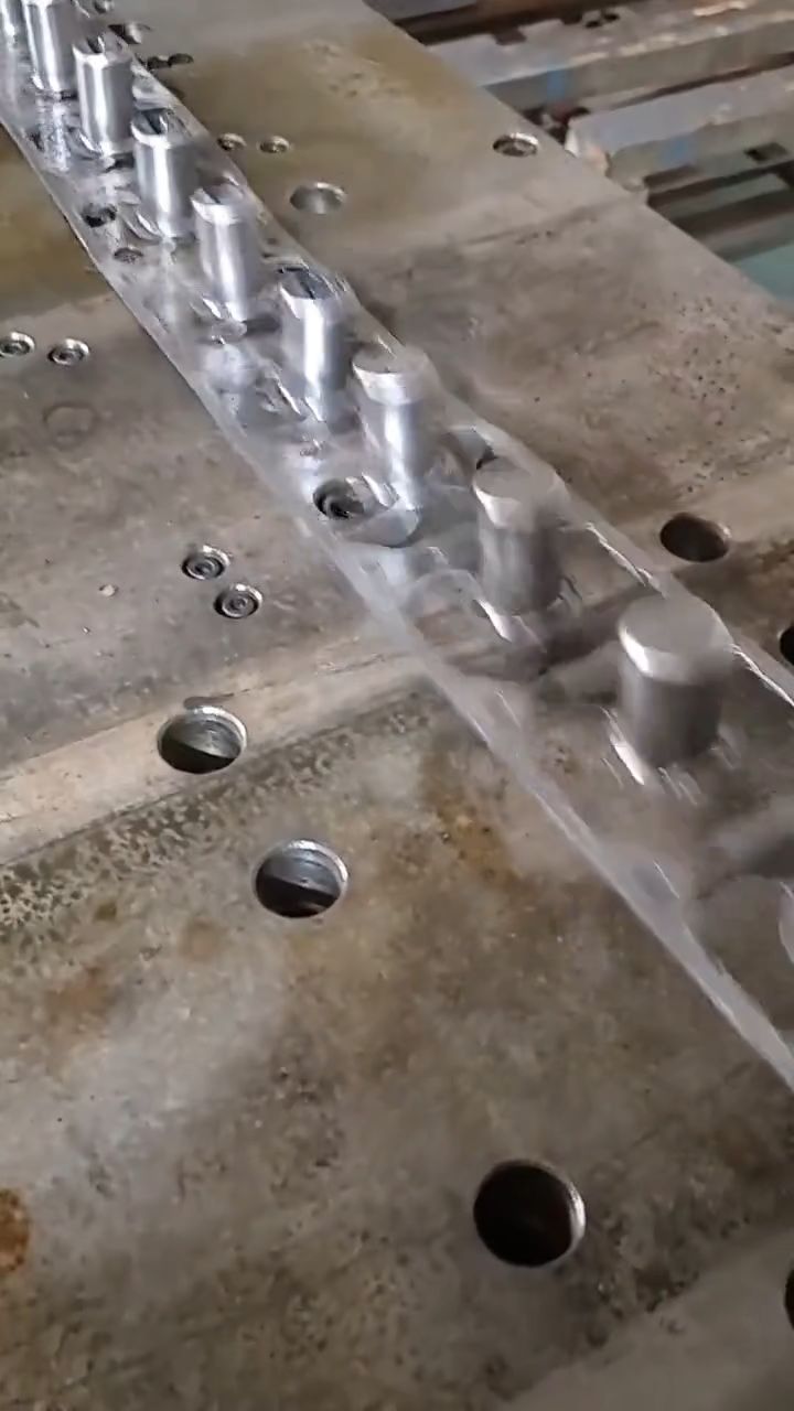 五金冲压连续模具,经典拉伸料带分享