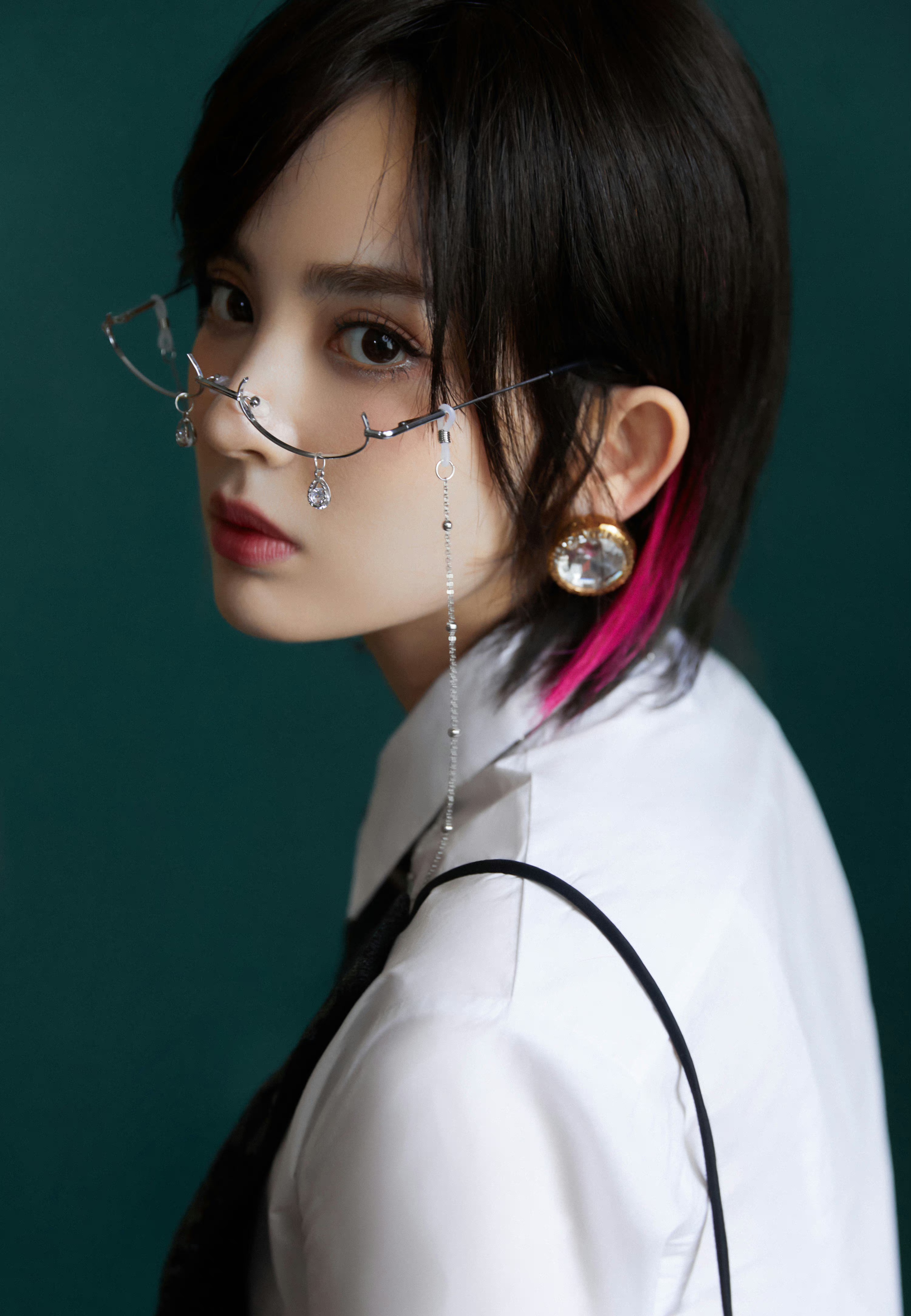 古力娜扎衬衫领带齐肩短发戴个眼镜美美美