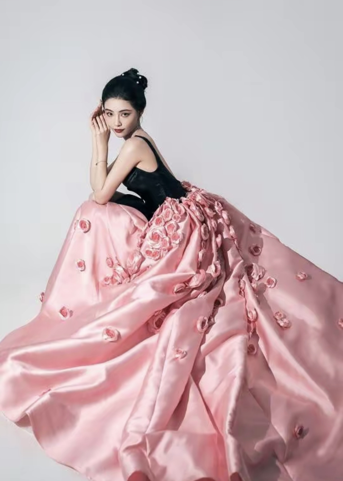 不得不说,作为95后内地流行乐女歌手,演员,舞者,许佳琪这170cm的