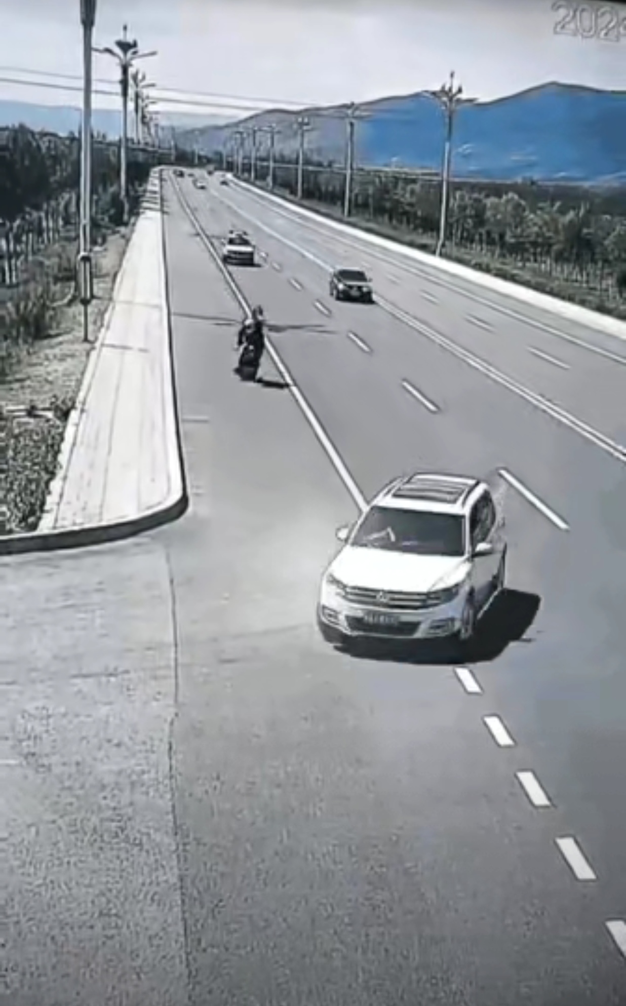 好多人看了视频都抱怨汽车拐弯太慢了,开快一点就错过这次交通事故,哪