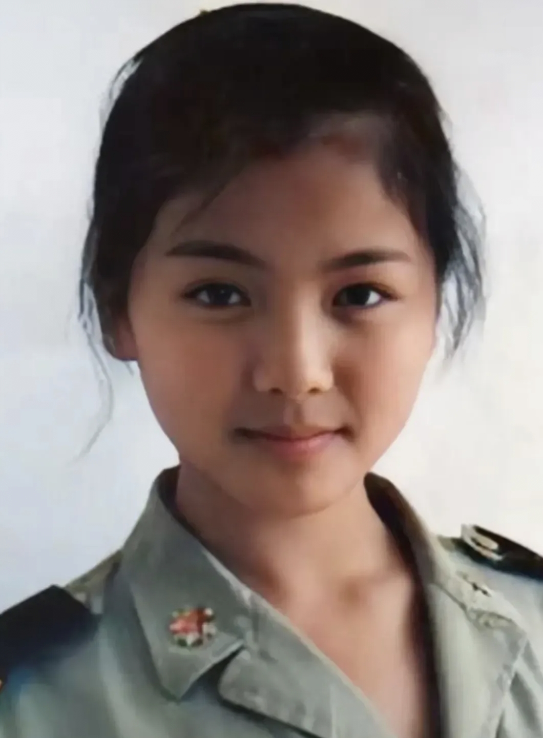 这是谁呀!她这是在部队服役的时候的老照片.