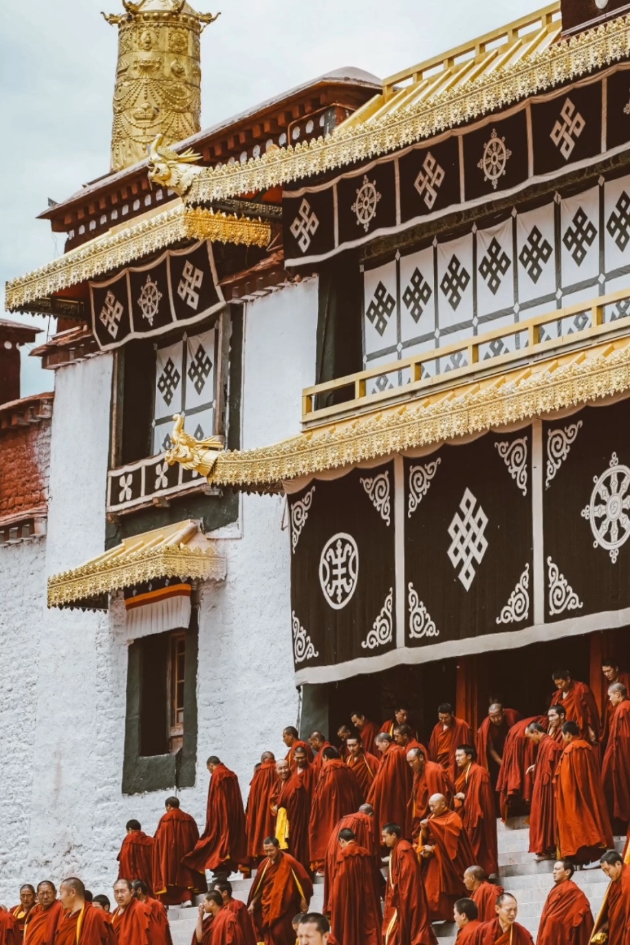 昌都市区内,寺内主供未来佛强巴佛(即弥勒佛)而得名;是西藏最大寺庙