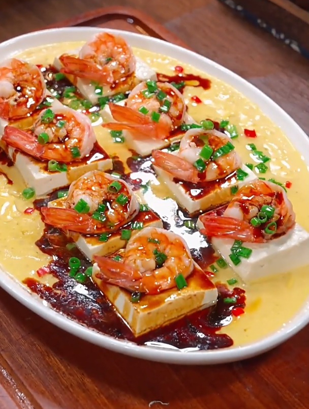 把大虾放豆腐里,这是网上很火的豆腐新吃法,你肯定没见过