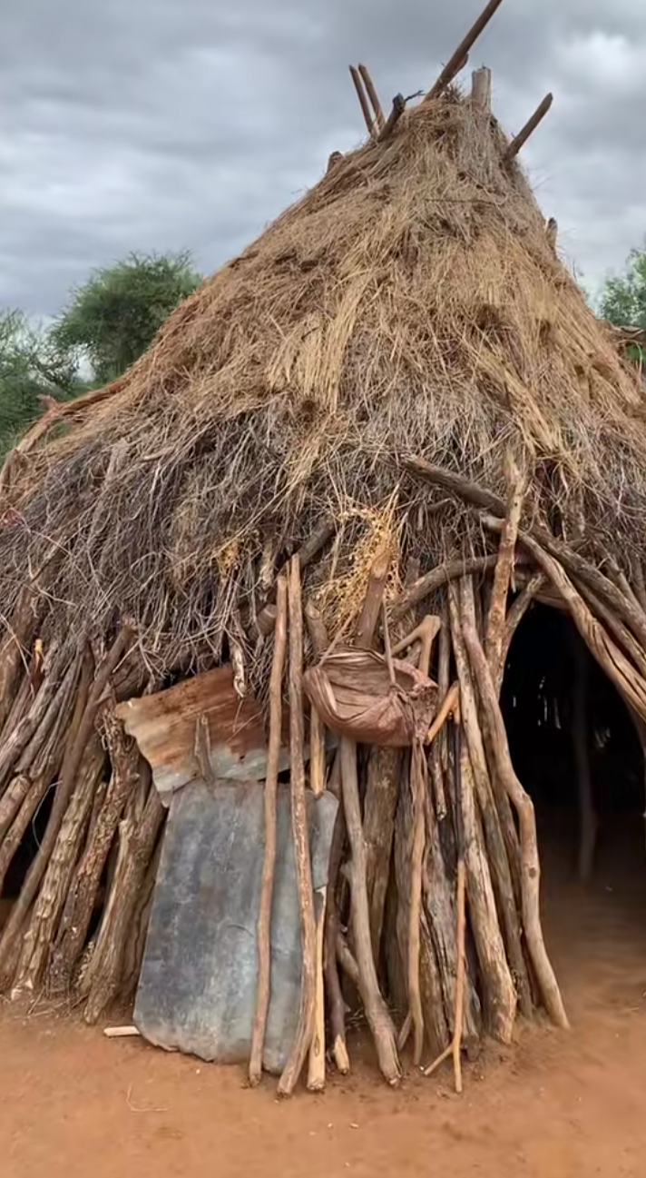 非洲原始部落的家,太简陋了,不知道下雨会不会漏房子