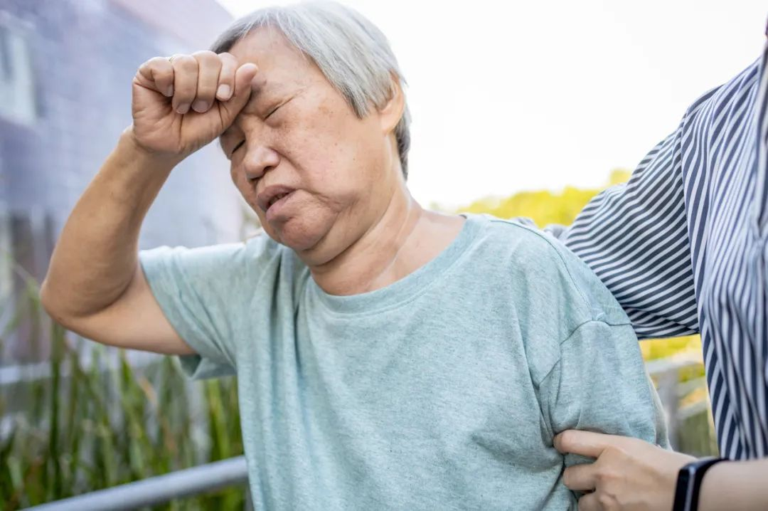 60多岁的年纪,早上起来会头晕,天旋地转的,反反复复,昏昏沉沉,浑身