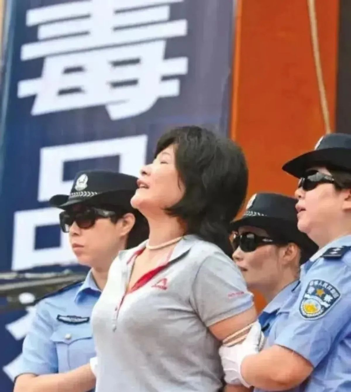 女警抓毒贩图片