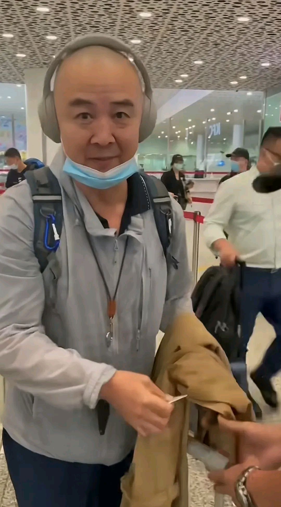 在咸阳机场,看到了唐僧的扮演者徐少华.