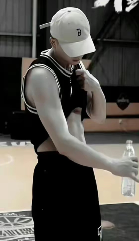 王栎鑫这伞,简直是粉丝的"神助攻",笑翻全场啦!