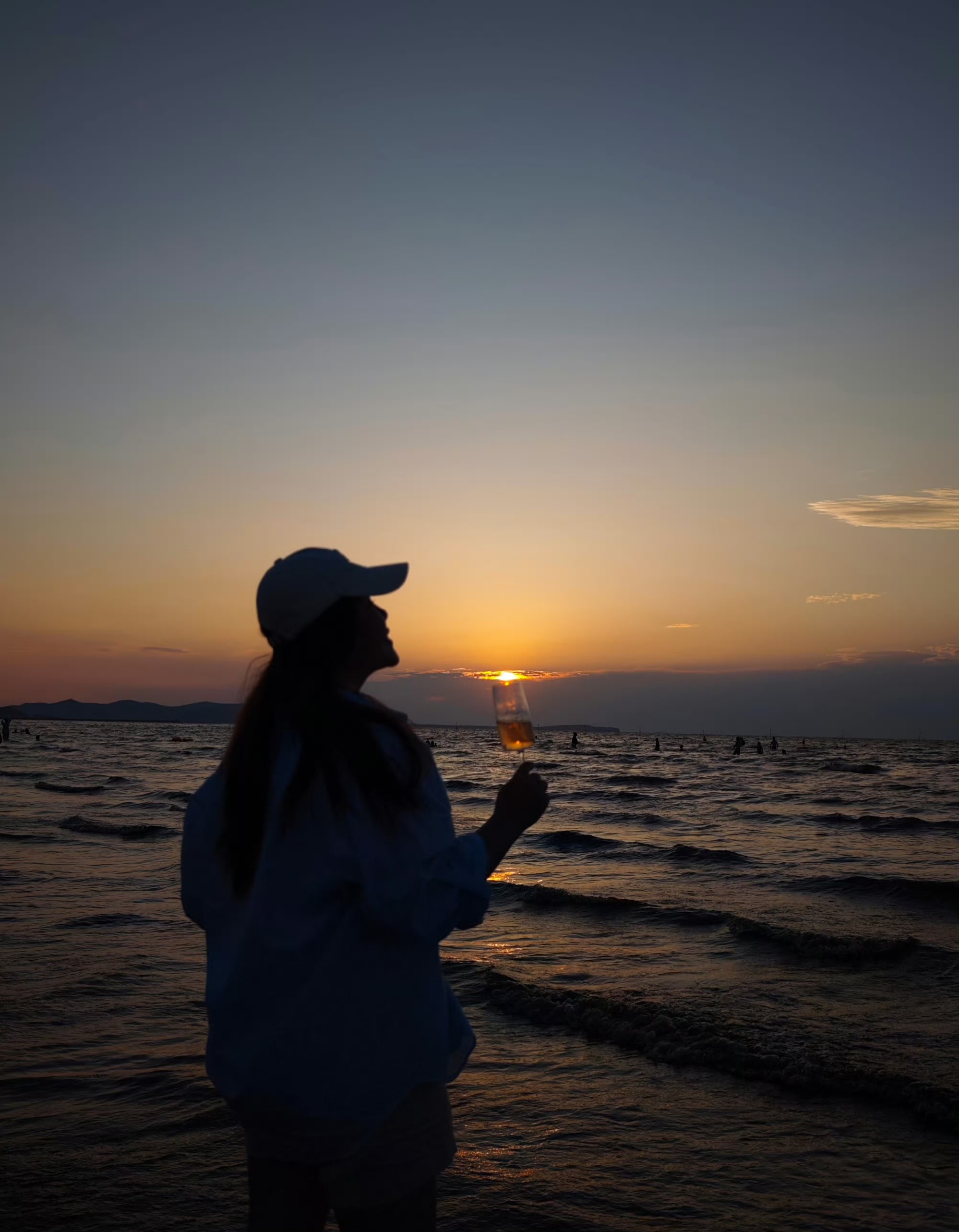 今儿终于是凉爽了下来 那种不用吹空调的快乐又回来了 海边更是风凉