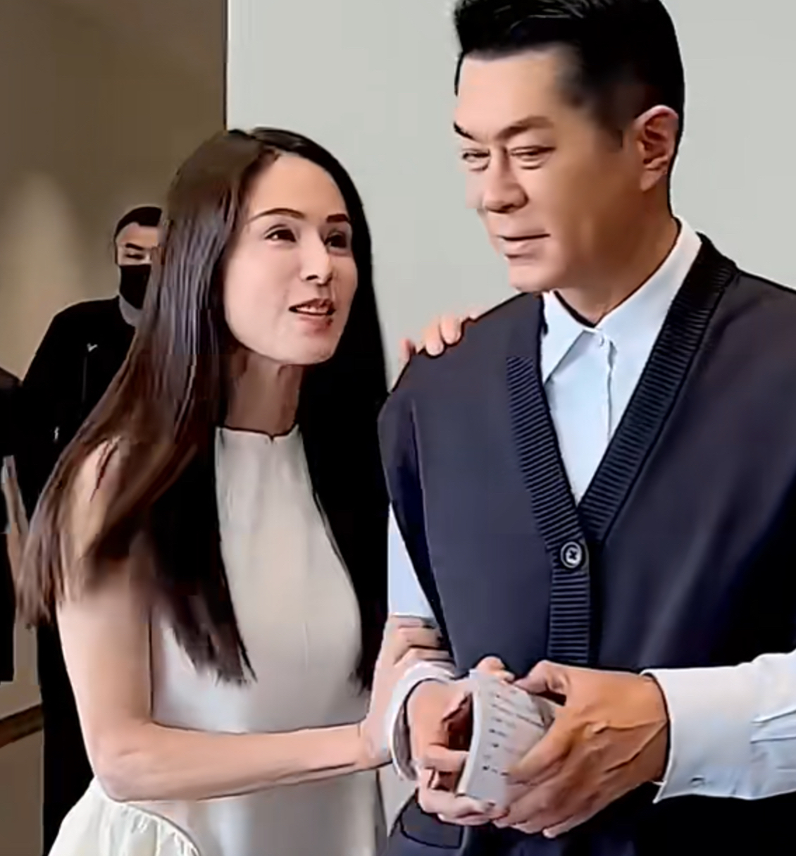 李若彤古天乐同框 姑姑看过儿好深情的