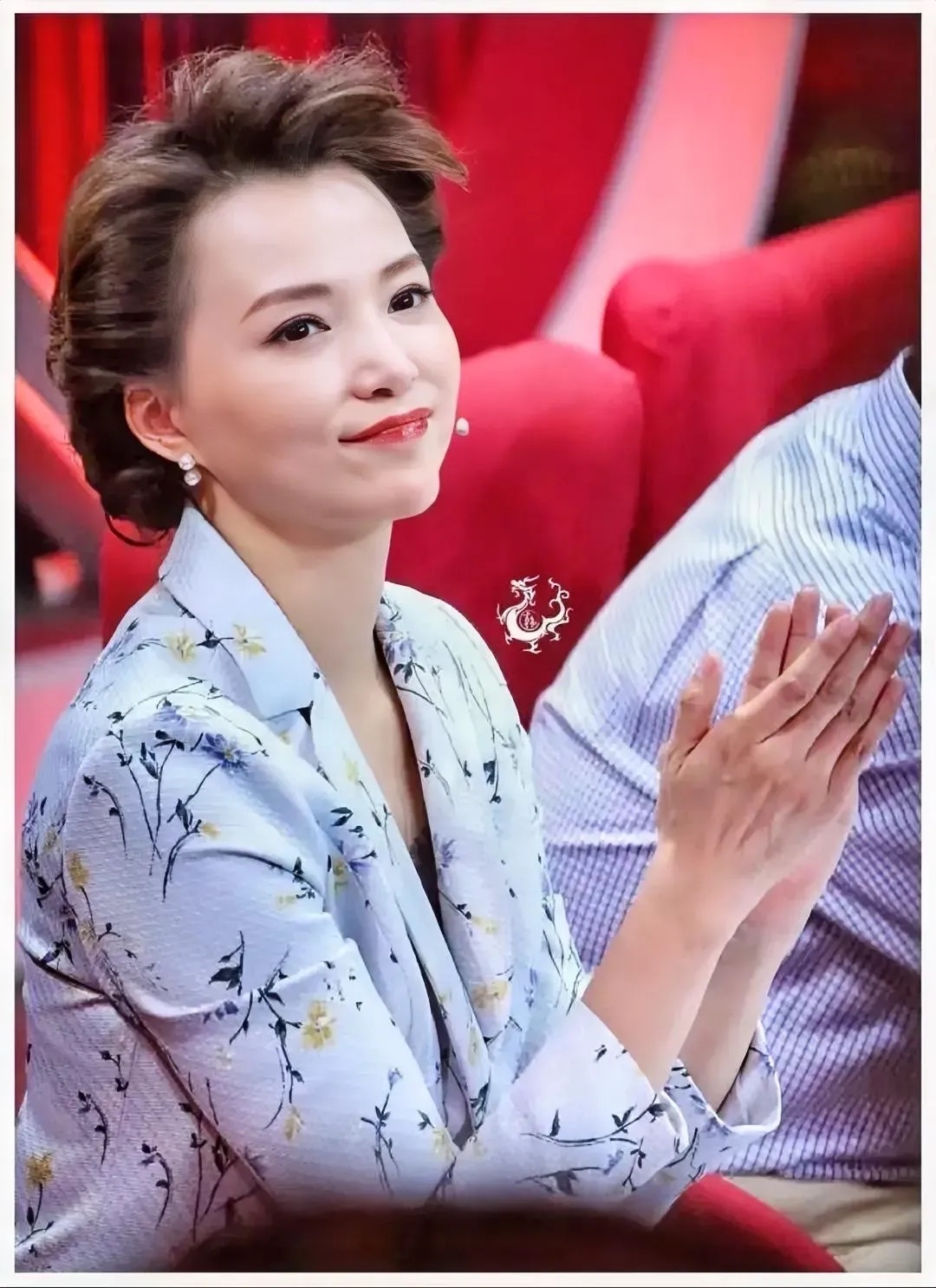 董卿说一个空瓶子它就值一毛钱装上矿泉水值两块钱装上了牛奶