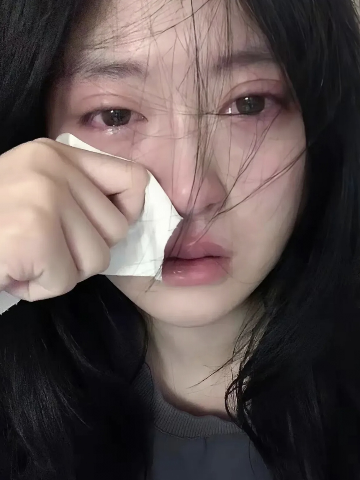 我一人在厨房忙碌,吃饭时却无座.老公冷漠道:"她自便吧