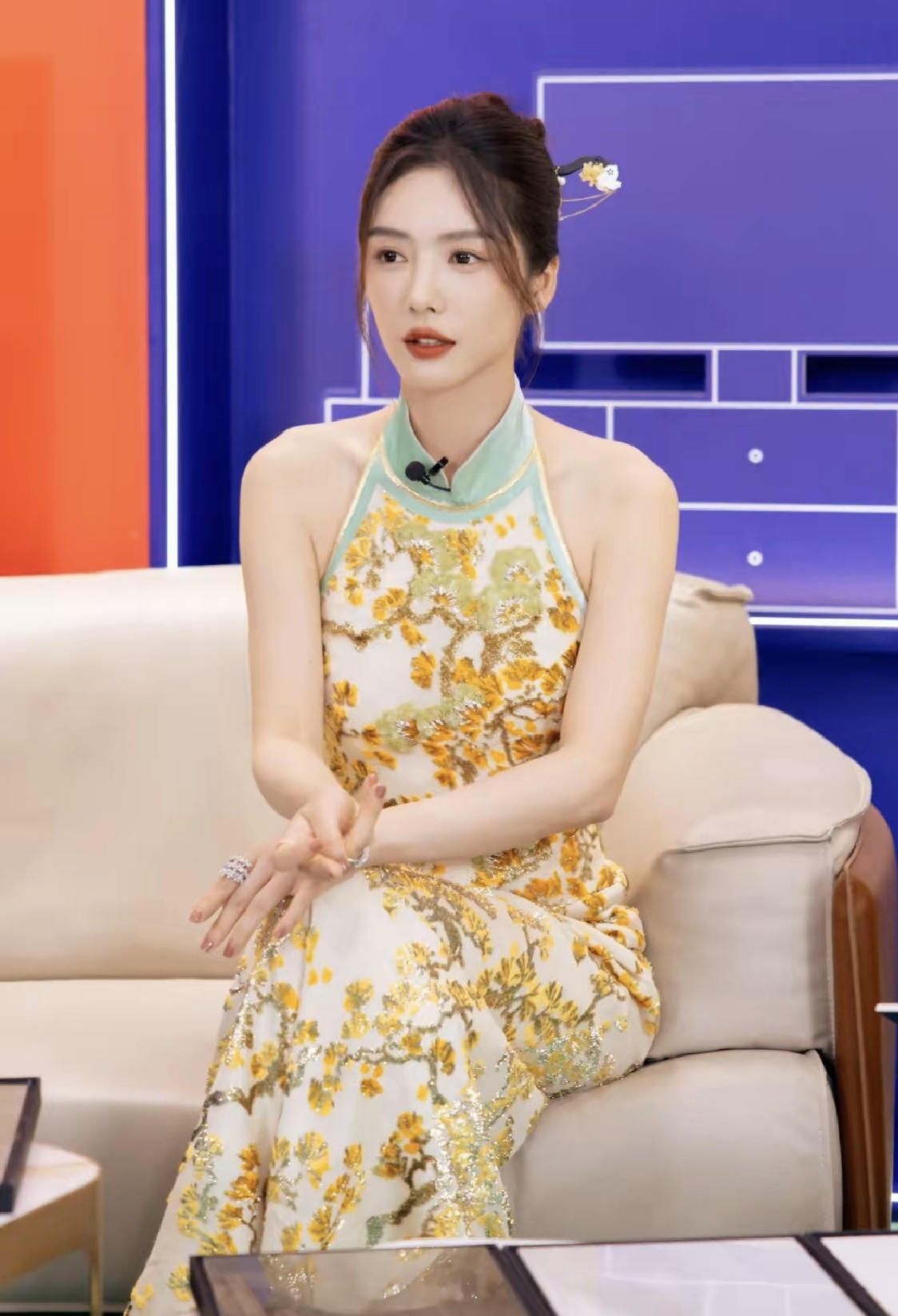 身穿一袭新中式旗袍,高挑又美艳,曲线优美  蔡文静的这一身新中式旗袍