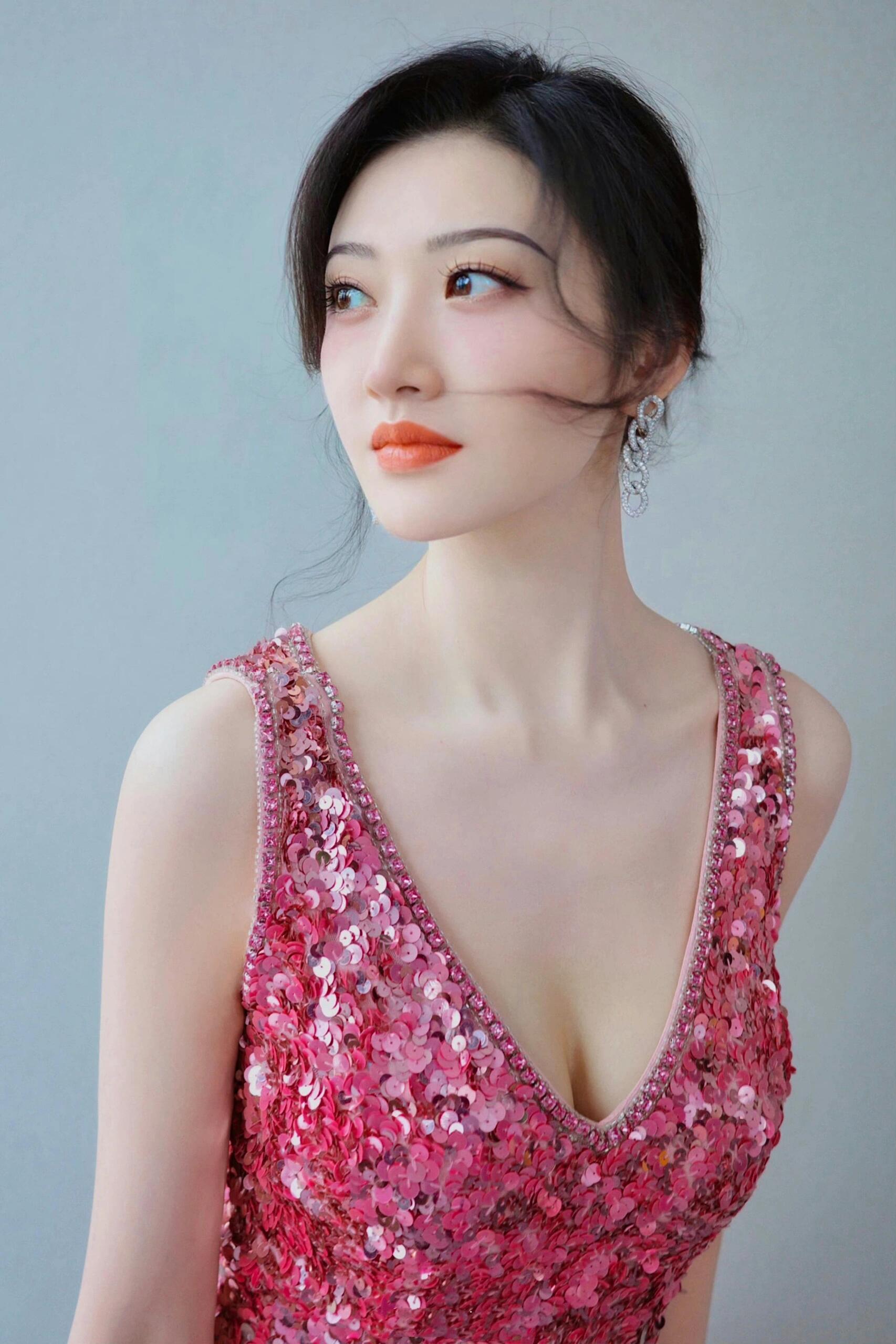 景甜深v粉红裙,人如其名,甜得迷人,这是景甜去年六月份的造型.