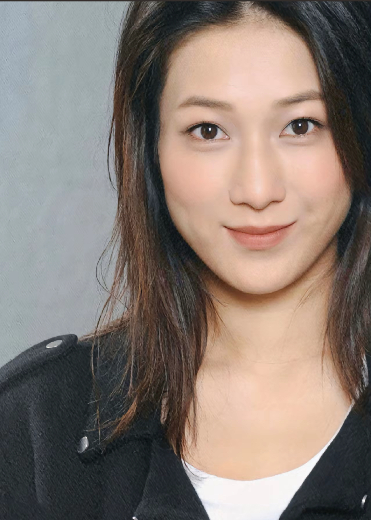 40岁突然宣布全面复出,引人热议: 此前,钟嘉欣被加拿大华人网友拍到