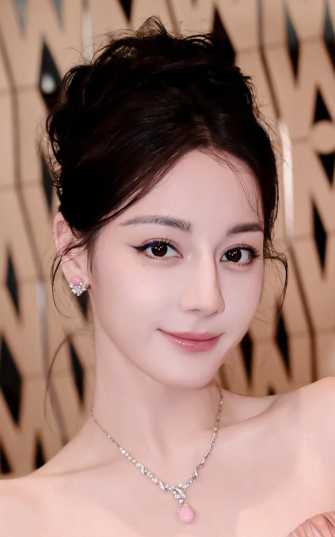 来自迪丽热巴的美颜暴击