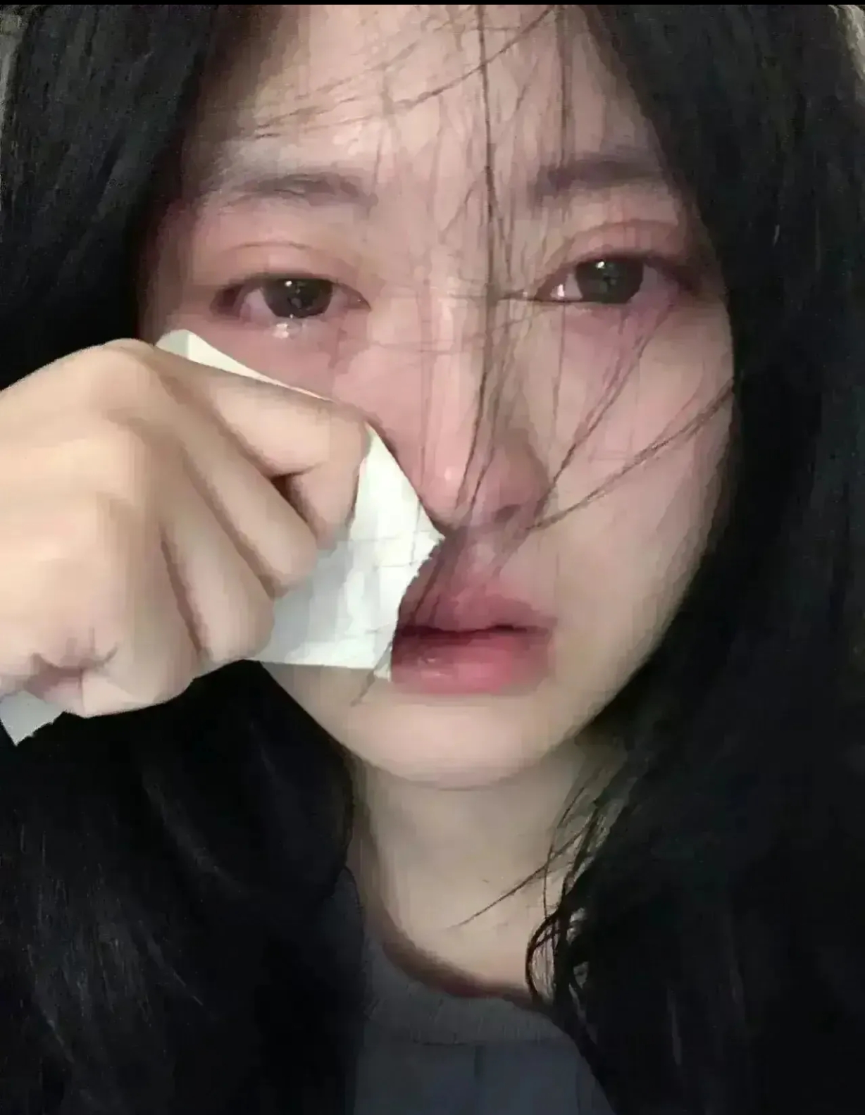 爱谁结谁结分手泪奔图片女学生哭的图片朋友哭的照片女学生在床上揶