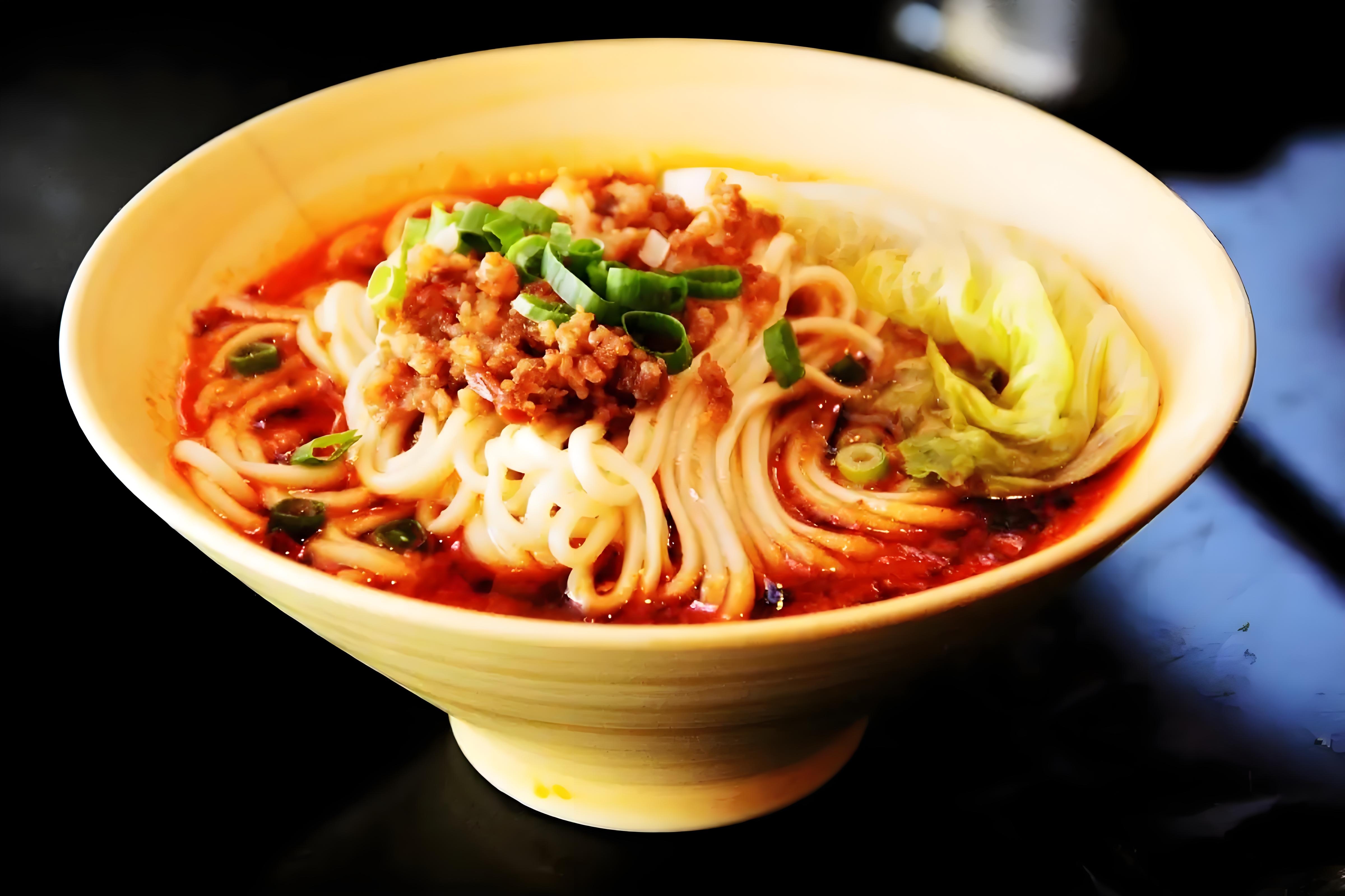 传说担担面是在19世纪40年代由自贡的一个小贩始创的,最初小贩是挑着