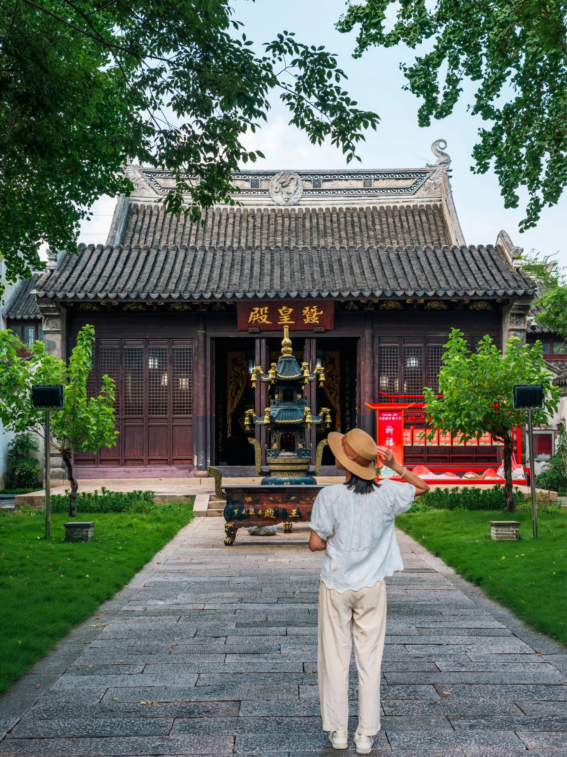 在江苏省苏州市吴江区的盛泽镇,隐藏着一座全国罕见的祠庙——盛泽先