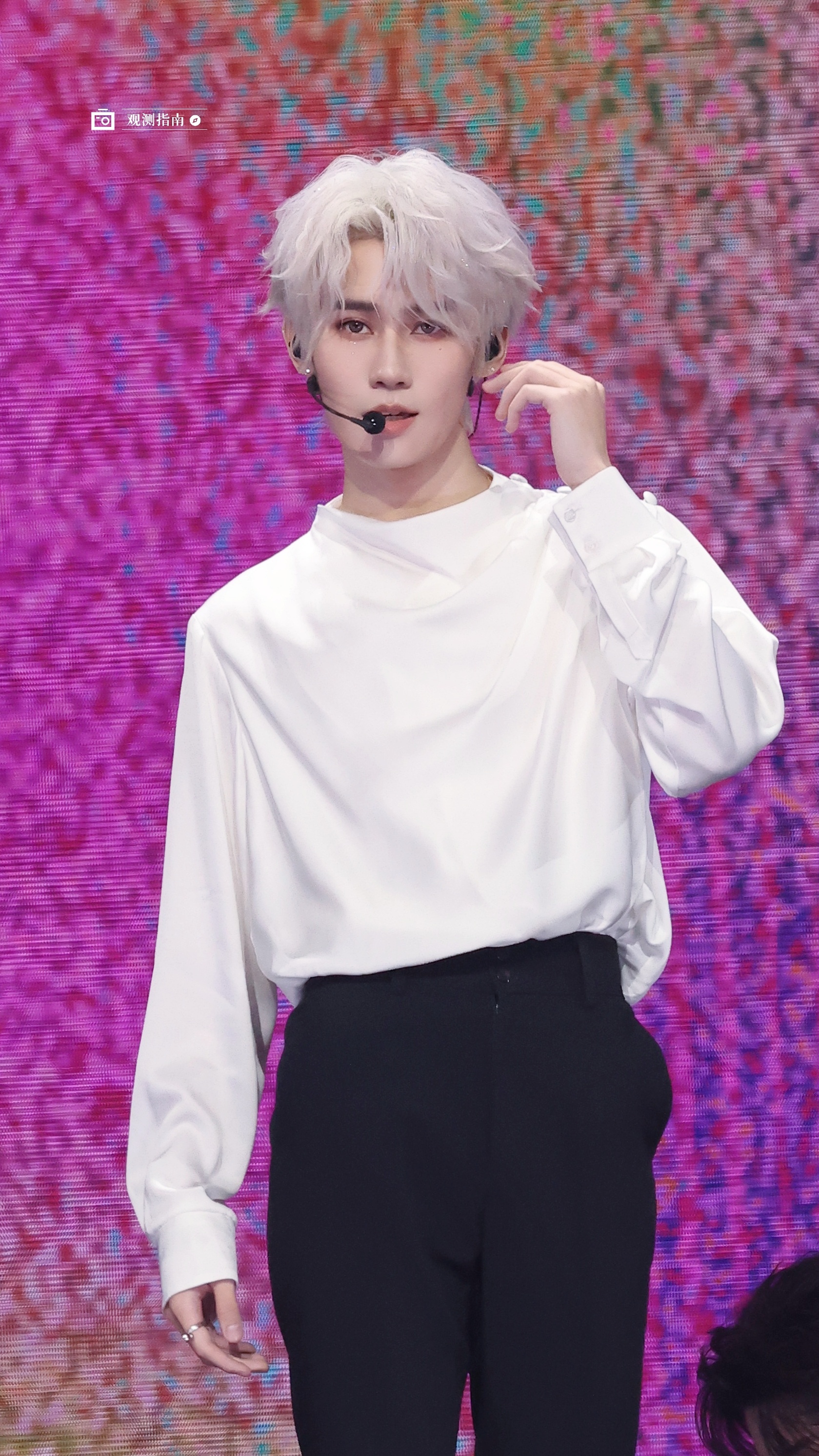 张真源楼非楼演唱会# 真源的白发配纯白衬衫美到窒息,整个一撕漫男.