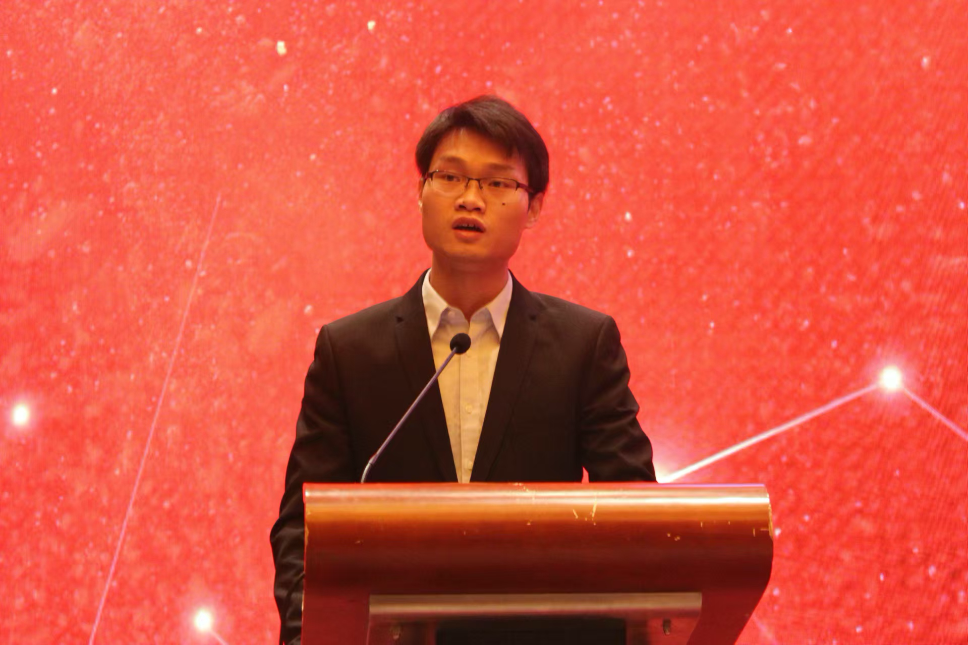 王利平:既要仰望星空,又要脚踏实地