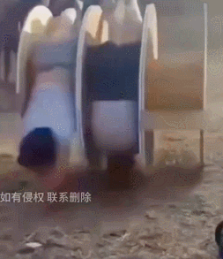 卧槽（GIF）国外危险游乐项目——大滚轮，把脊椎反折