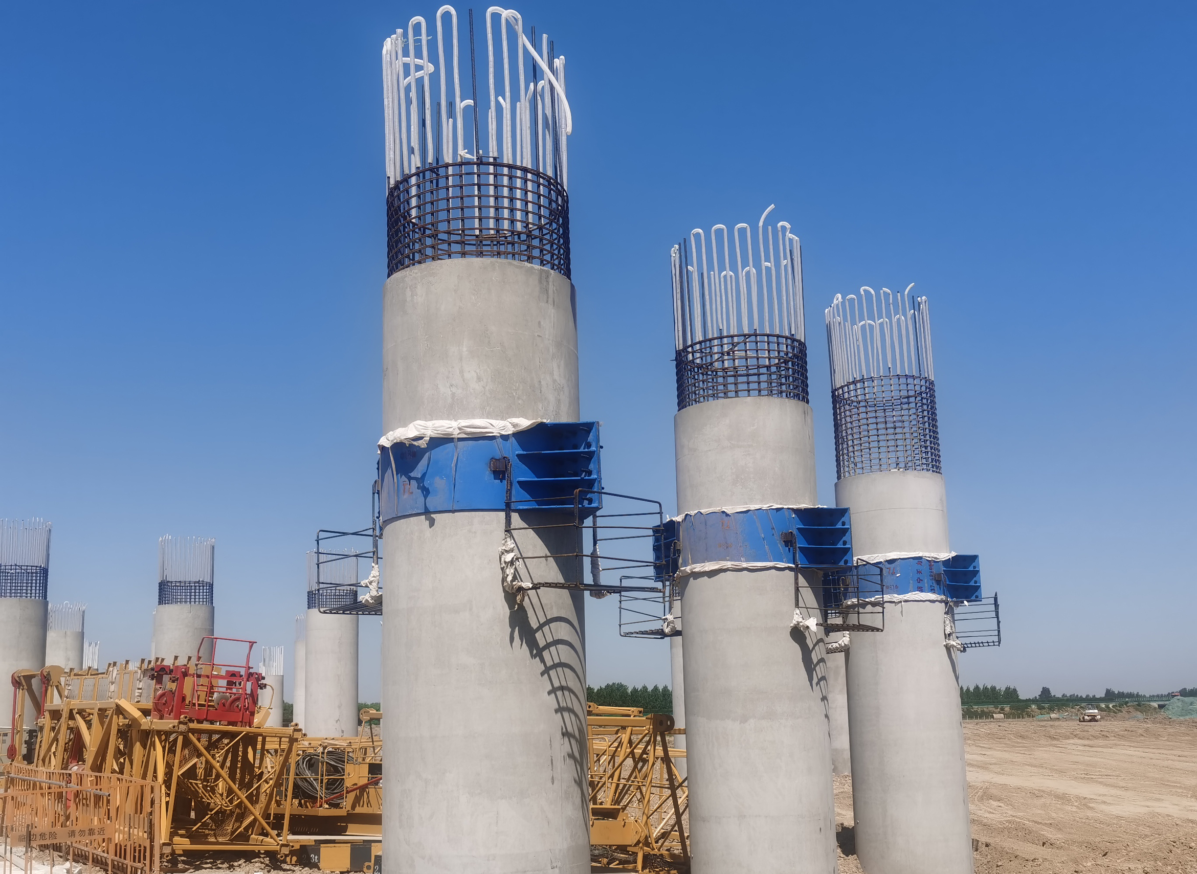 桥梁抱箍主要用于连接和固定桥梁的各个部分,如梁,柱和桥墩