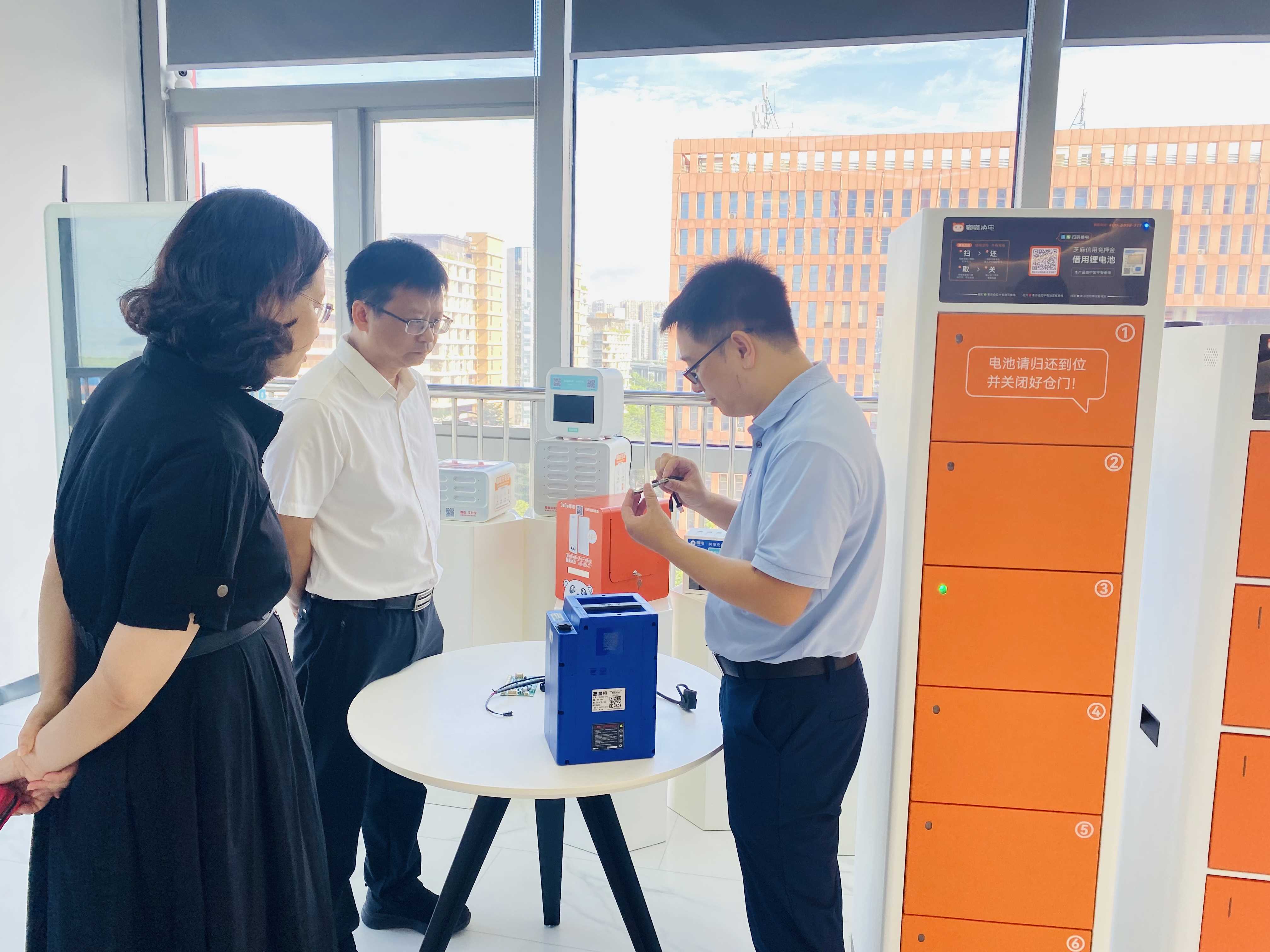 市工信局局长卢晴,南宁市数据局局长孙椿睿,南宁市财政局副局长张乐群