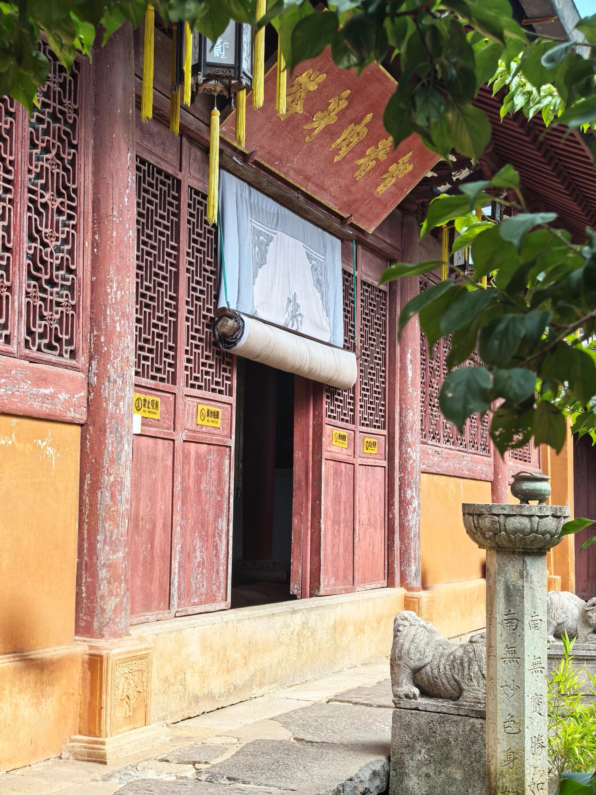 虽地图显示与国清寺相隔不远,实则路途颇费脚力,从大路岔口至寺内
