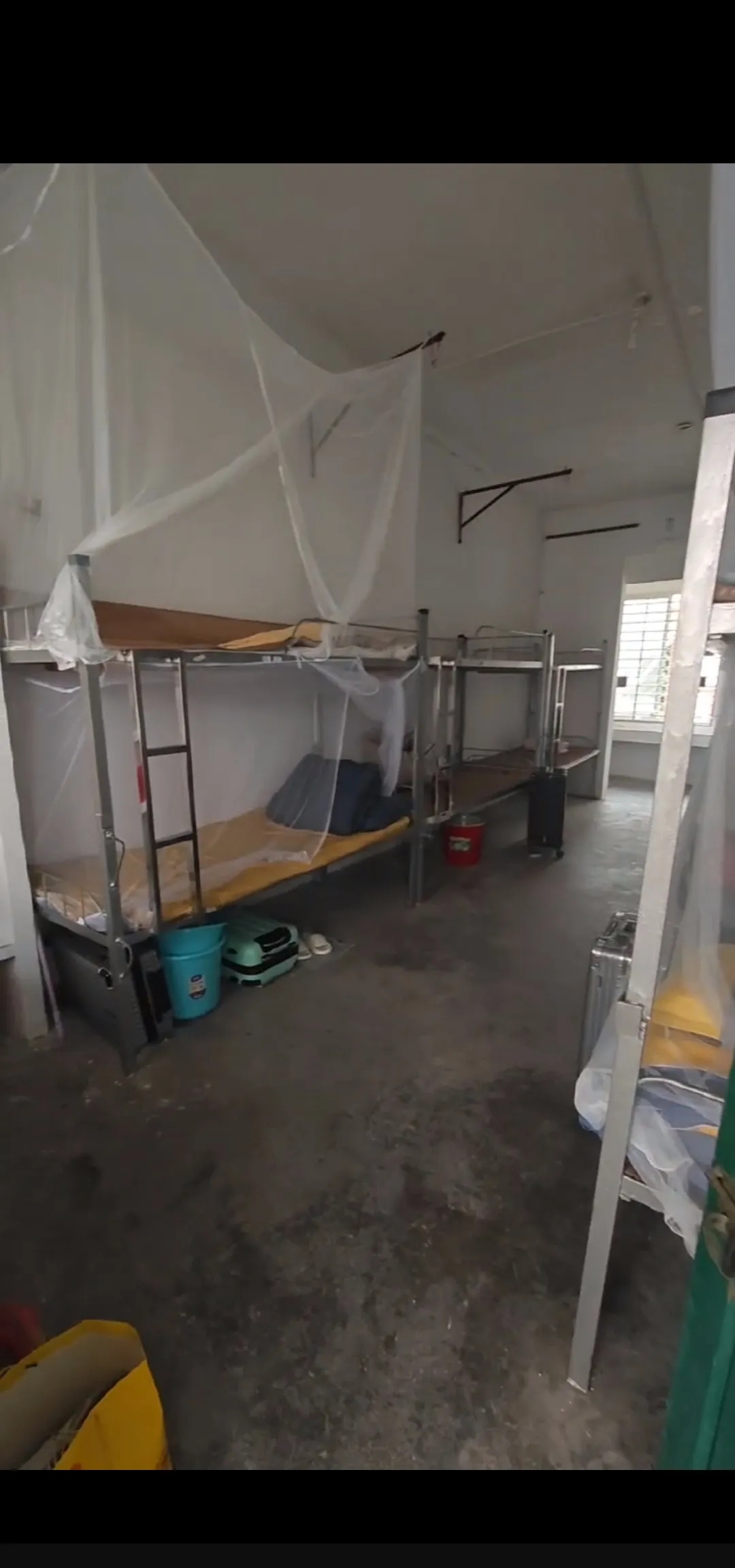 广西某市某城区示范性高中宿舍遭吐槽 昨天晚上在一个500人的微信大群