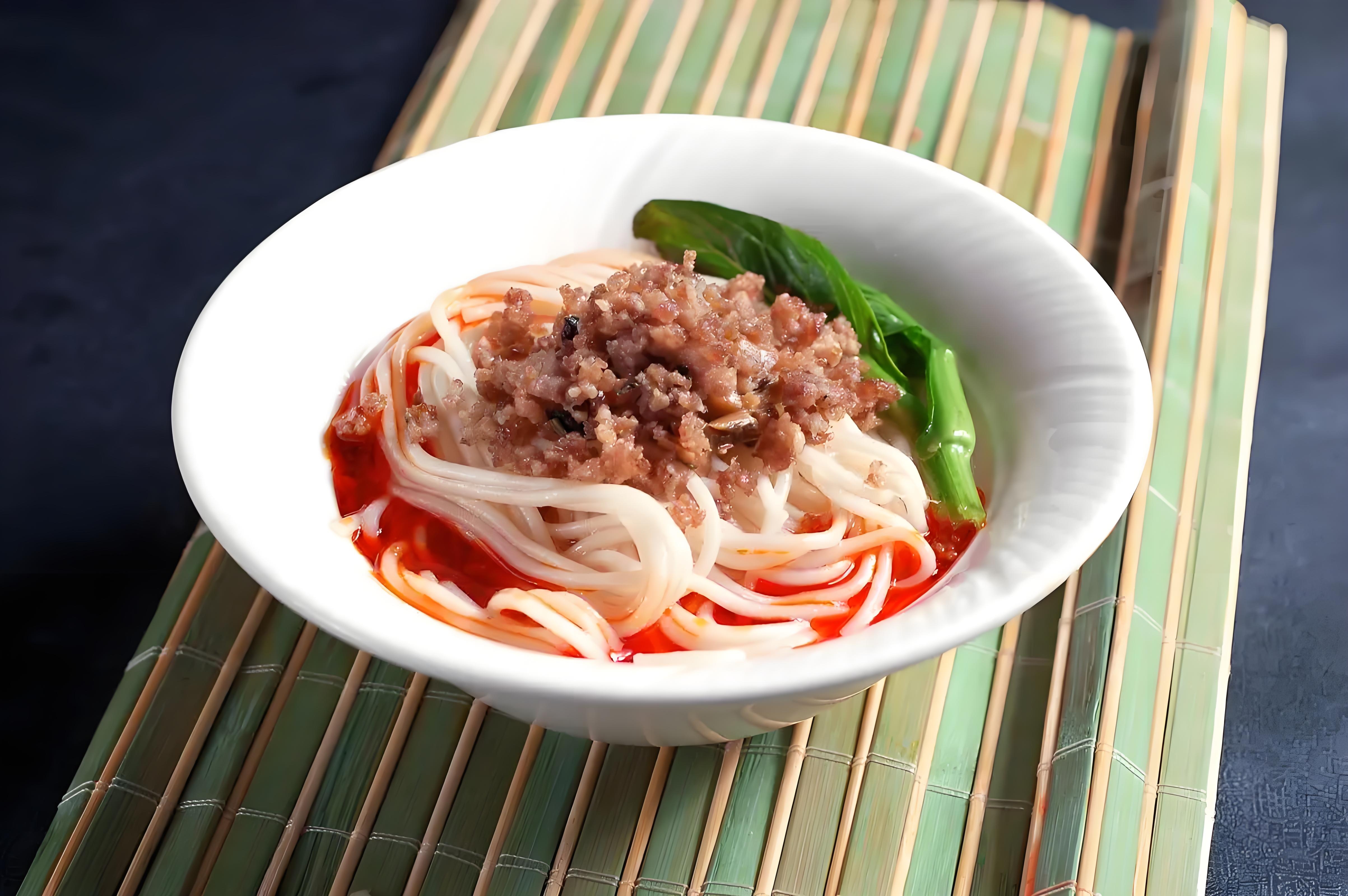 传说担担面是在19世纪40年代由自贡的一个小贩始创的,最初小贩是挑着