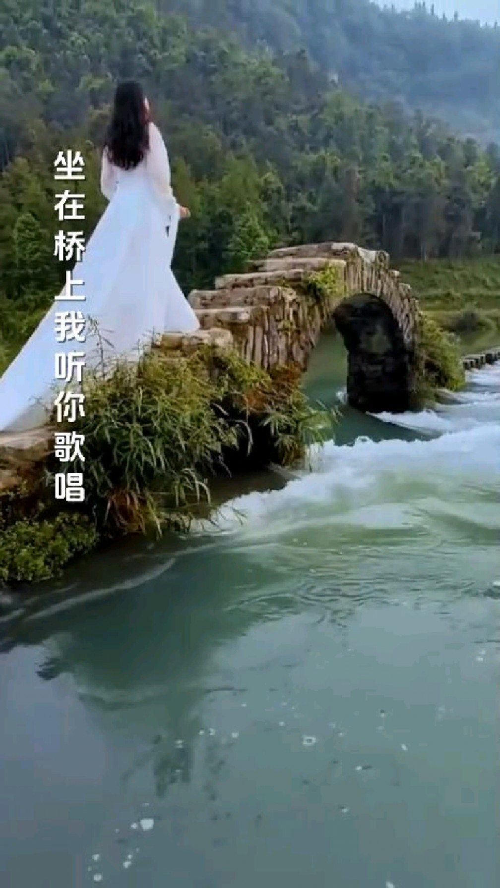 桥边姑娘呀,姑娘,我敬你一杯酒,愿你此生,做自己的盖世英雄!