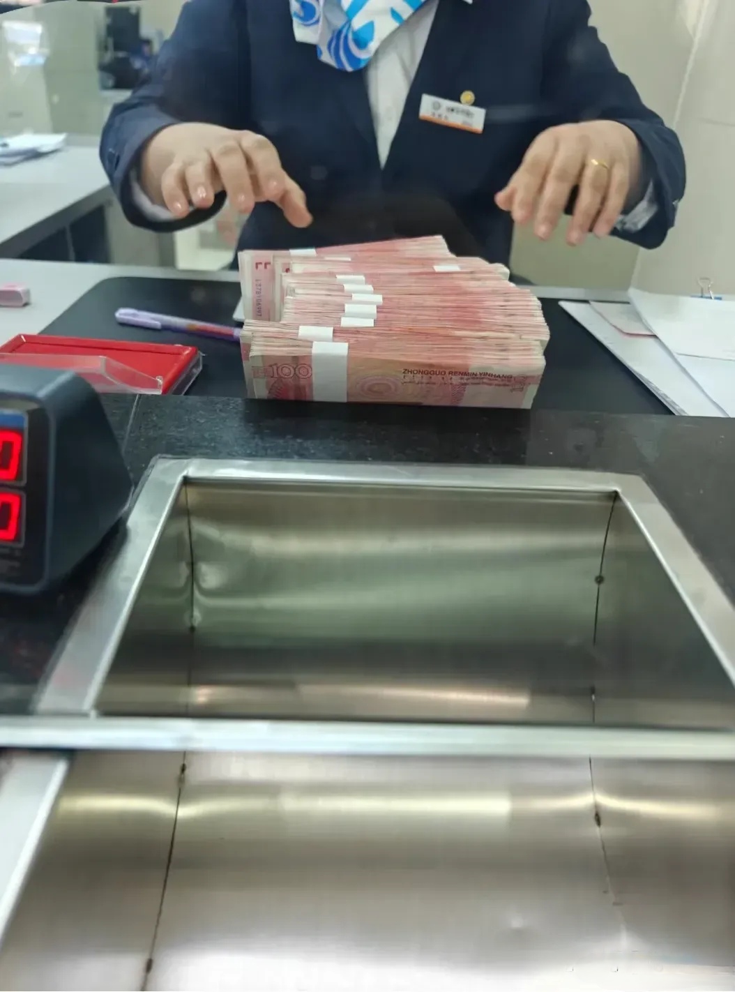 直到6年后,这名女子再次来到中国,她打算把这笔钱全部取出来,结果却