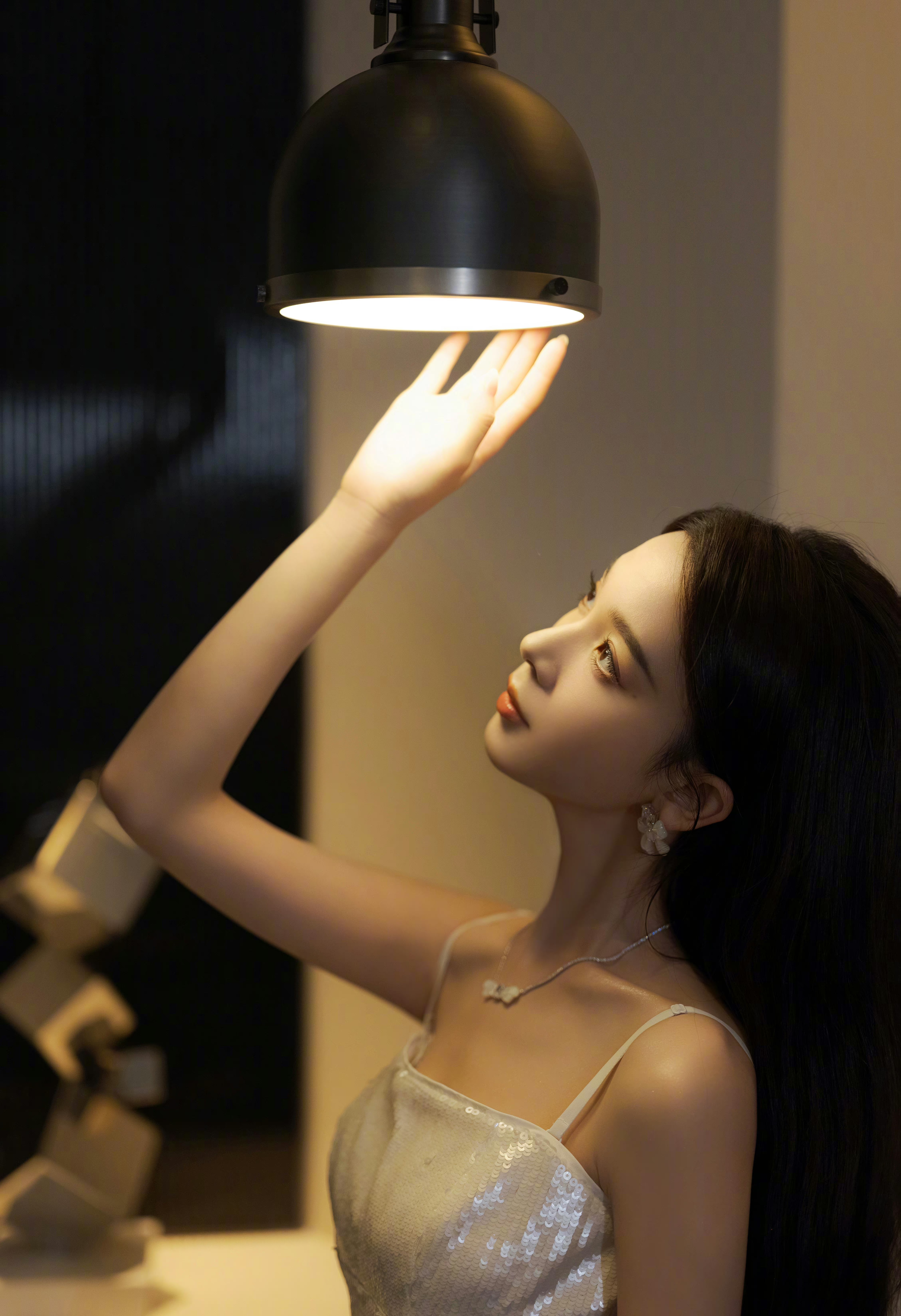 陈瑶,白色吊带亮面连衣裙,淡雅清新,香肩美人,美丽动人!