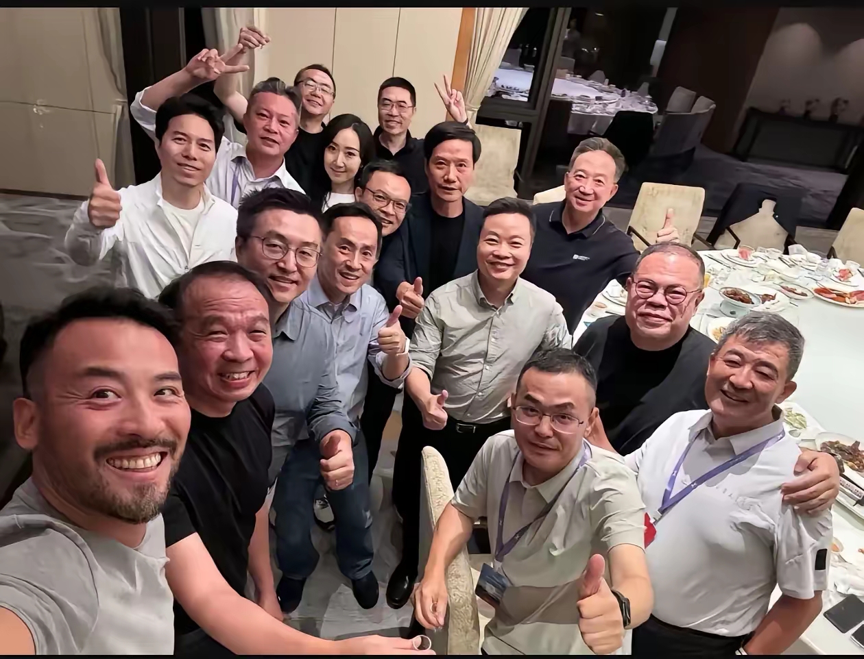 98,一群大佬合影,都在开心的笑,只有雷军表情凝重,可能感觉小鹏要起飞