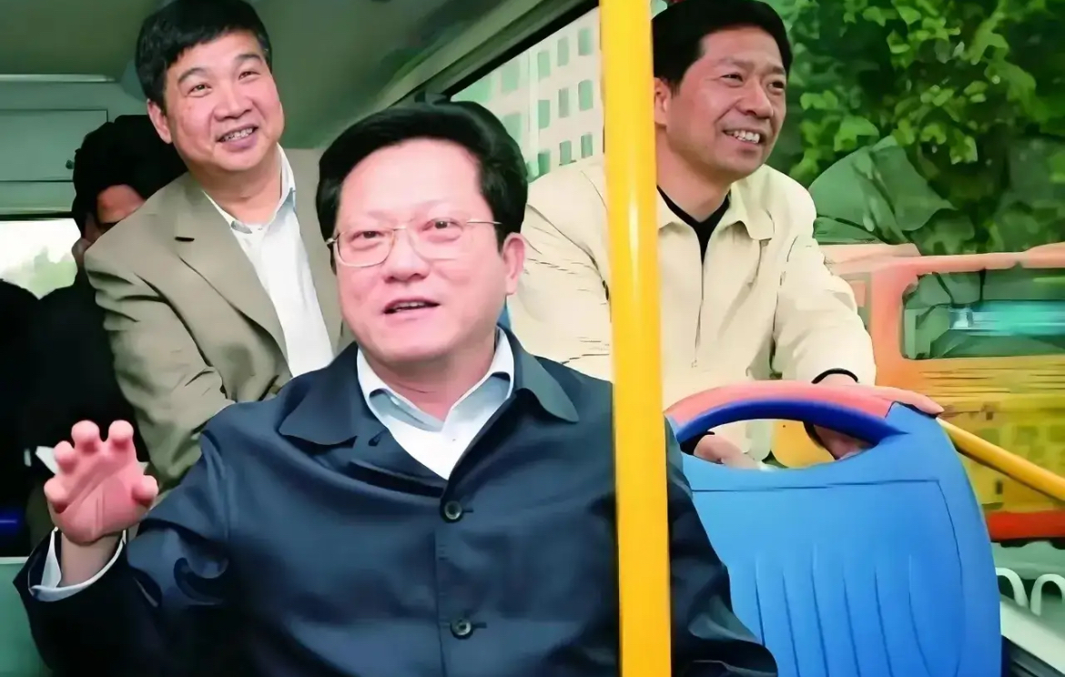 张广宁在任期间重点解决了珠江的污染问题,显著改善了生态环境.