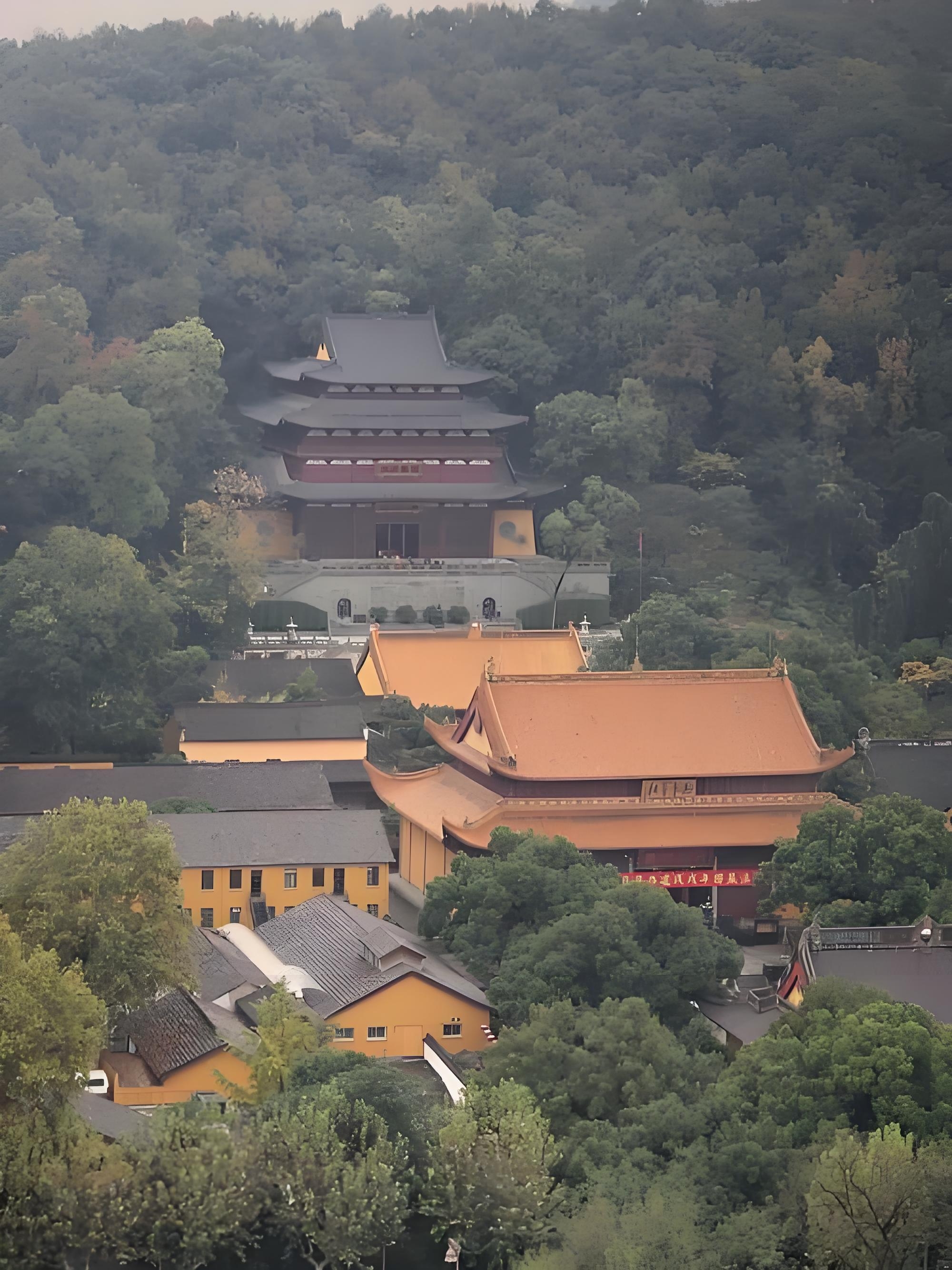 南屏山在杭州西湖南岸,玉皇山北,九曜山东.