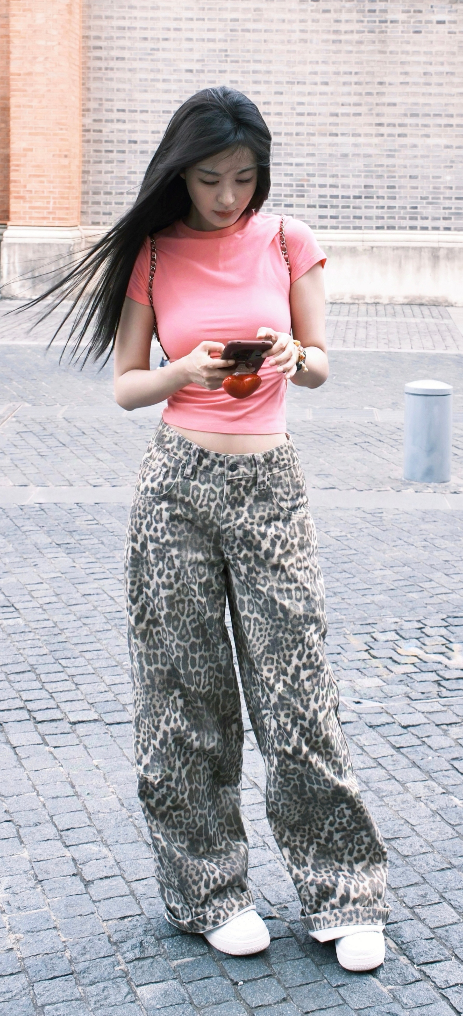 李菲儿,粉色紧身短袖上衣搭配豹纹牛仔裤,凹凸有致好身材,超美超性感!