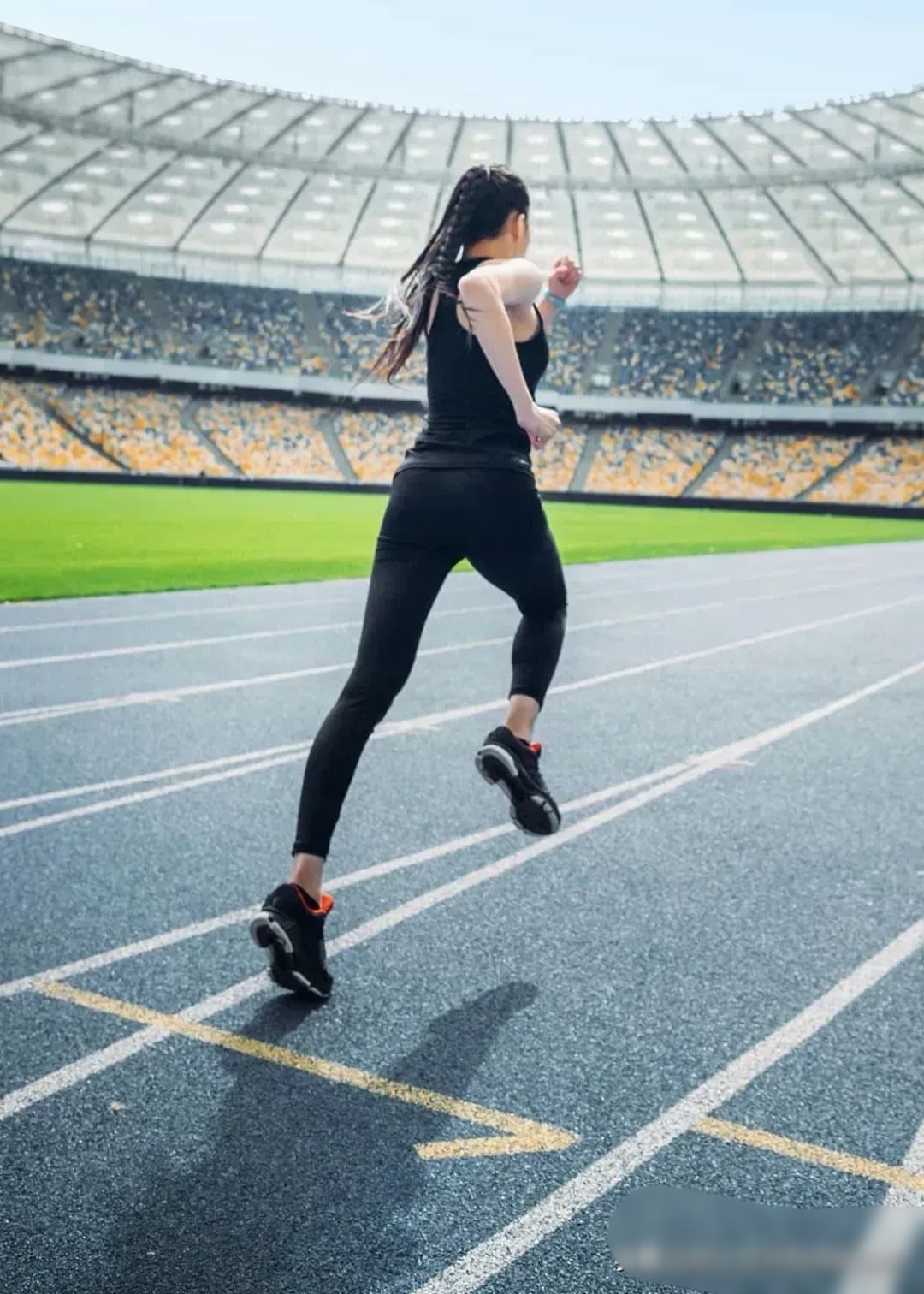 40张跨步的小人运动台阶跨步图片女生充满活力的人在奔跑或做瑜伽图片