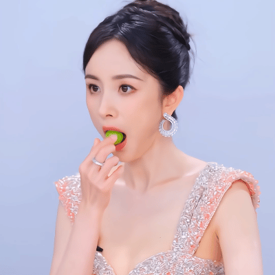 恭喜!杨幂买车后再接百果园代言,橙色小伞裙美成人间"水蜜桃"