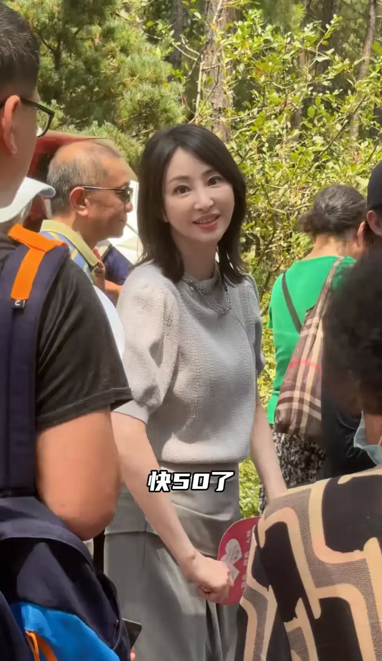 44岁单身女演员现身浙江相亲市场,有颜有钱却连连碰壁,无奈放弃