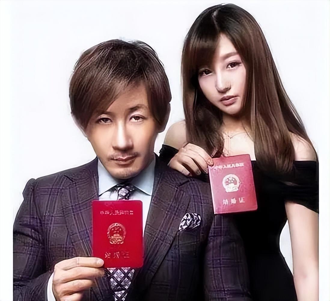 当天刘谦在网上晒出了自己和太太王希怡的婚纱照和结婚证,而网友却