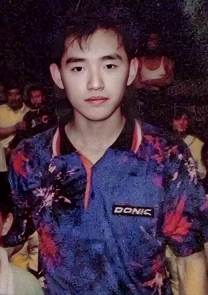 年轻时的孔令辉,无论是球技还是名声,都丝毫不输刘国梁,都是乒坛的