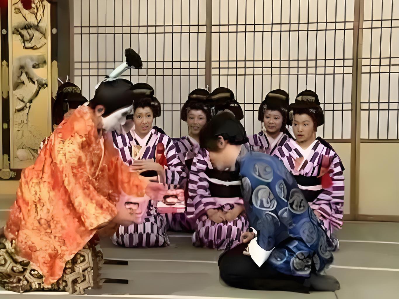 那是因为他跪拜日本人艺人至尊剑,2010年日本人邀请刘谦参加综艺节目