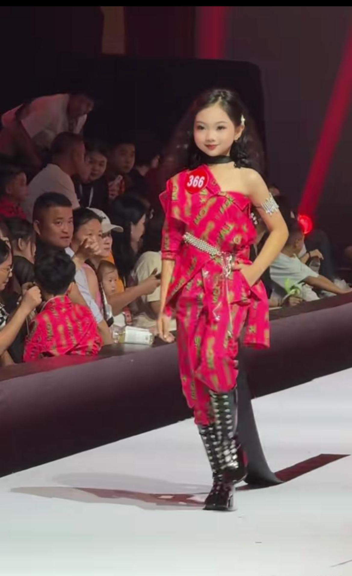 00后名模走秀