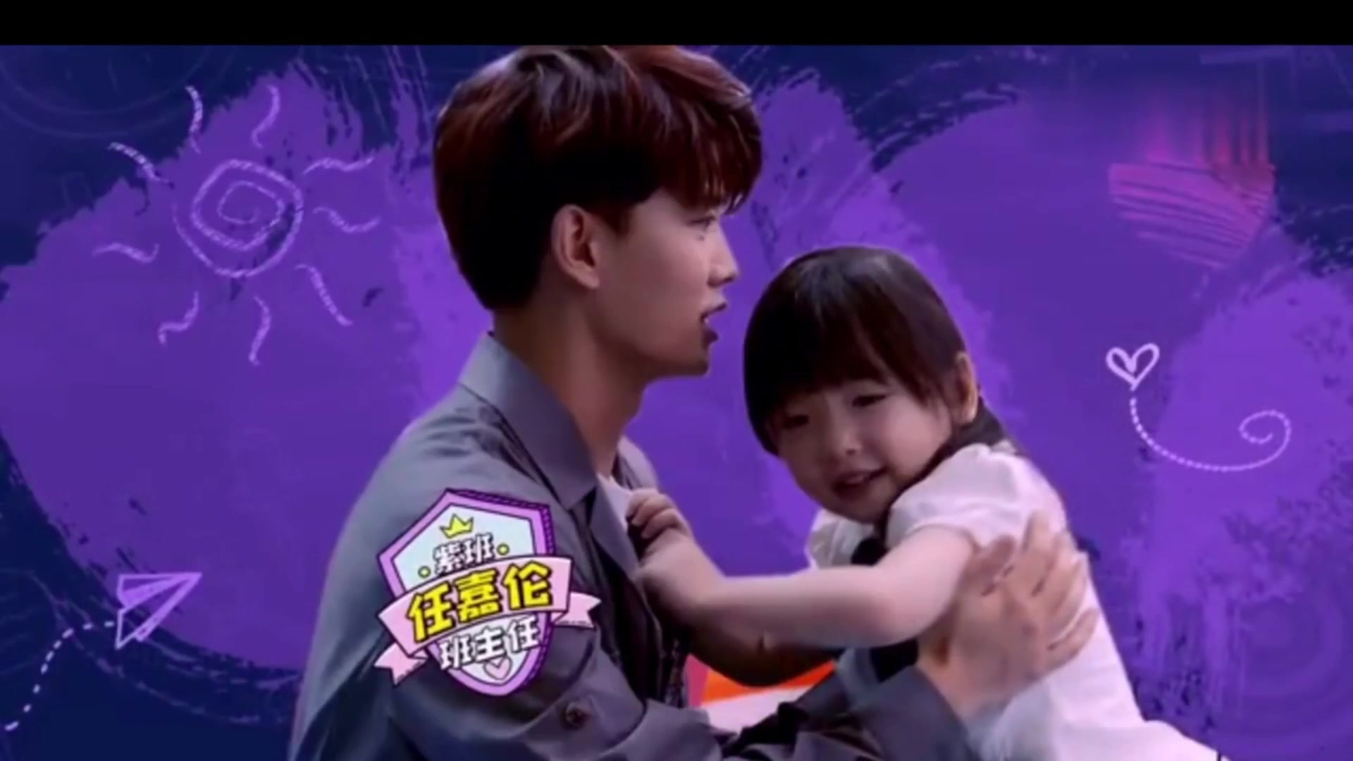 任嘉伦照顾小朋友的样子好暖,好像看到了他在家带孩子的模样