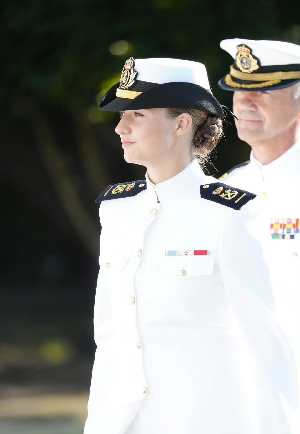 莱昂诺尔公主这站姿像极了老父亲 莱昂诺尔公主入读马林海军学院,并