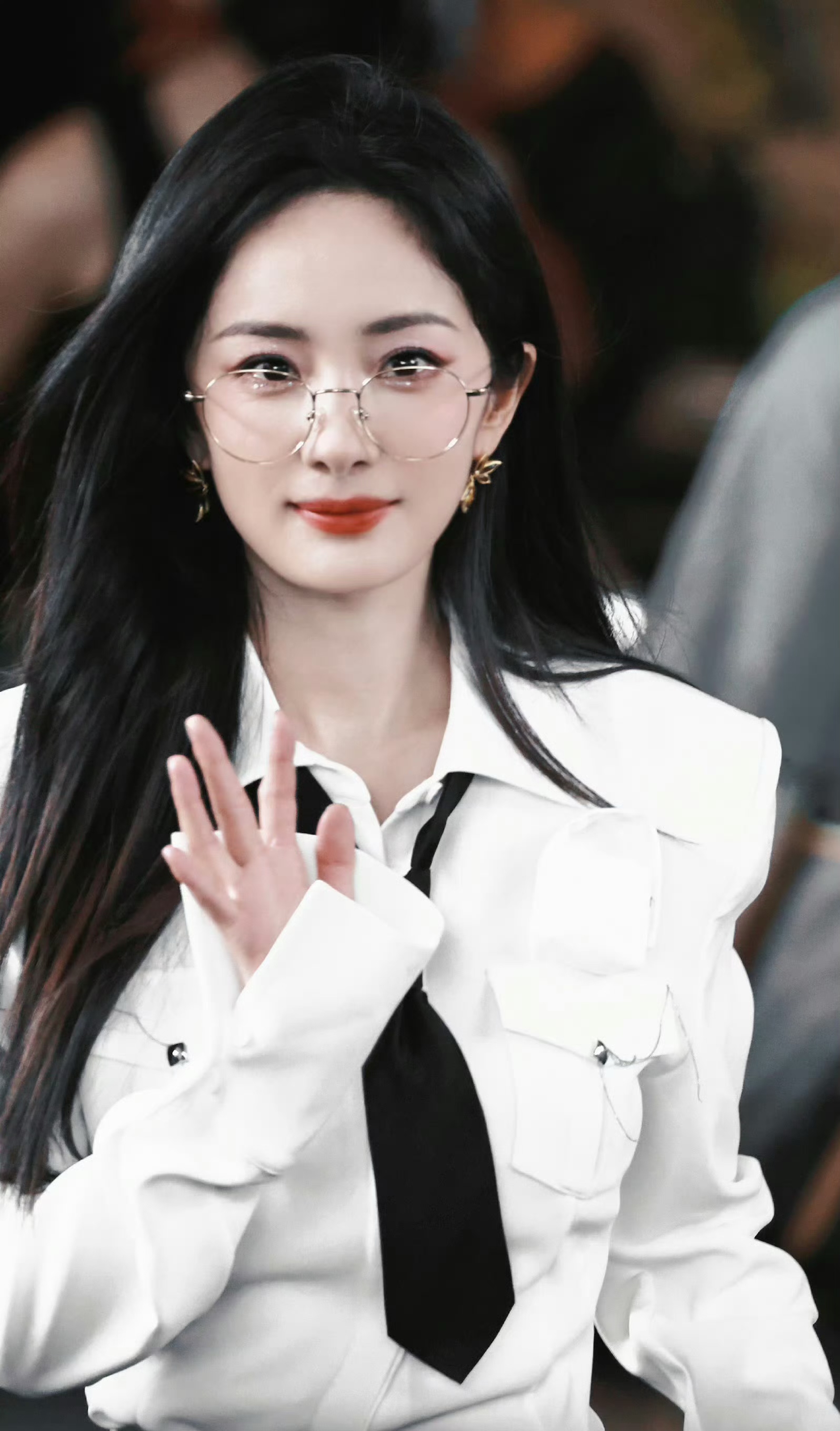 杨幂麻辣女教师造型 又美又飒